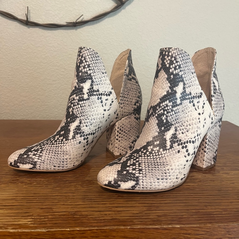 Steve Madden Size 7 Snake Skin Heeled Boots!